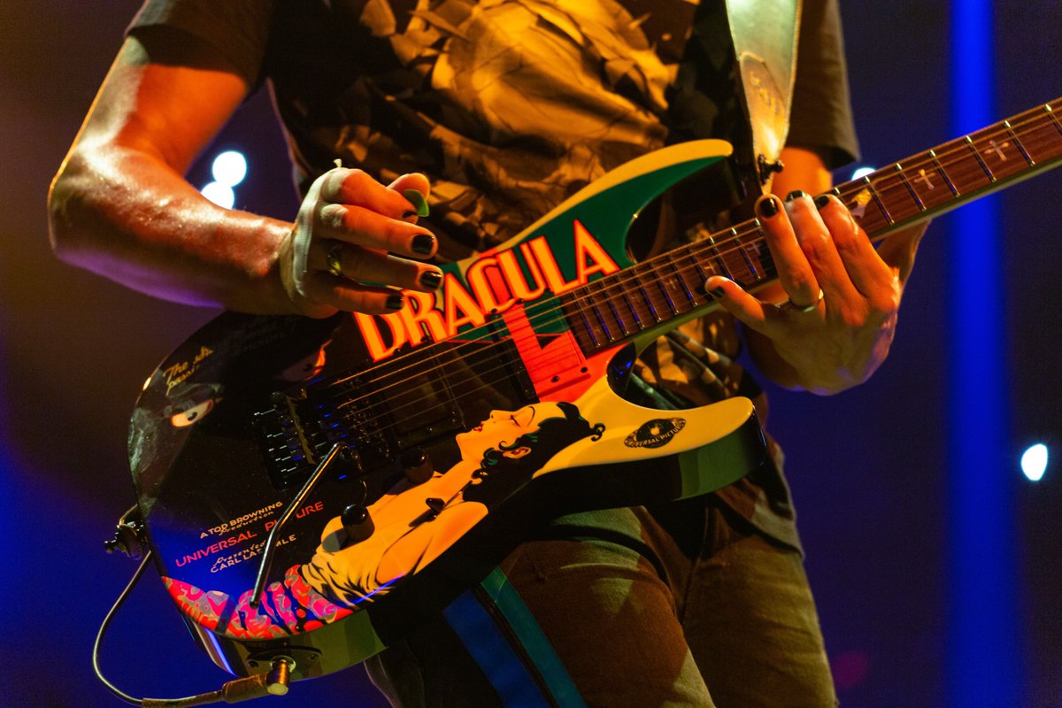 KirkHammett's tweet photo. Fangs for the memories .... (sorry. had to.) from #metinelpaso photo by #BrettMurrayPhotography https://t.co/pSghqy71lh