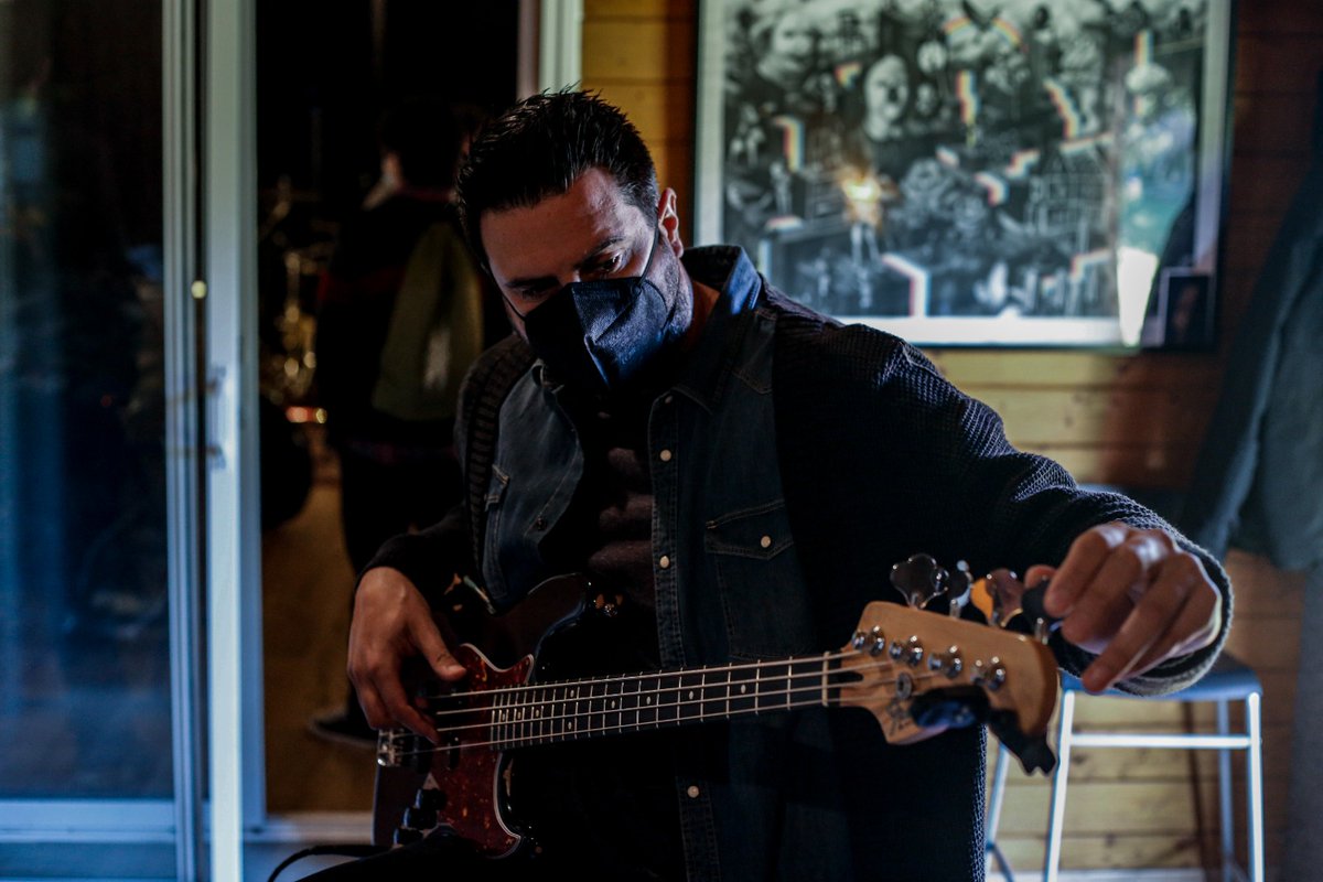 Id apretando las cuerdas que en nada traemos bombazo. Tenemos muchas ganas de presentaros lo NUEVO de Neptunia. Al loro!

#bass #fender #neptunia #grabaciones #novedad #trabajo #musica #alegria