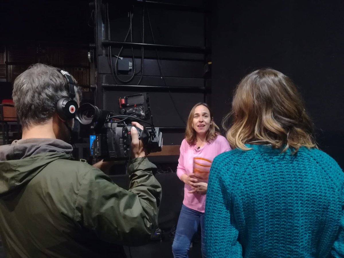 teatrelliure's tweet photo. 📺 Fa uns dies l'@esthernado del programa @Artic_btv de @beteve va entrevistar l'equip artístic de #ForastersVindran: @SusannaBarranco, Núria Lloansi, Juan Navarro i Marta Galán Sala.
Recupera el reportatge que es va emetre ahir en aquest enllaç!
➡️ https://t.co/z31i5763il https://t.co/OO6UB5PUum