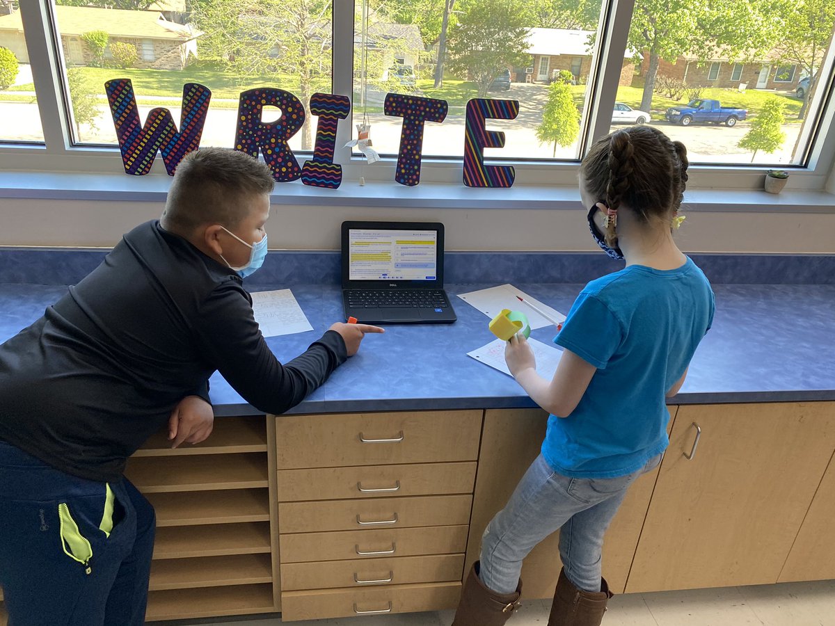 msalexfloyd's tweet photo. Using @lead4ward learning loop strategy to analyze a fiction text.
Small group differentiation + whole group review = successful lesson ✅
#ruthes #learningloops https://t.co/SdOWfigaPW