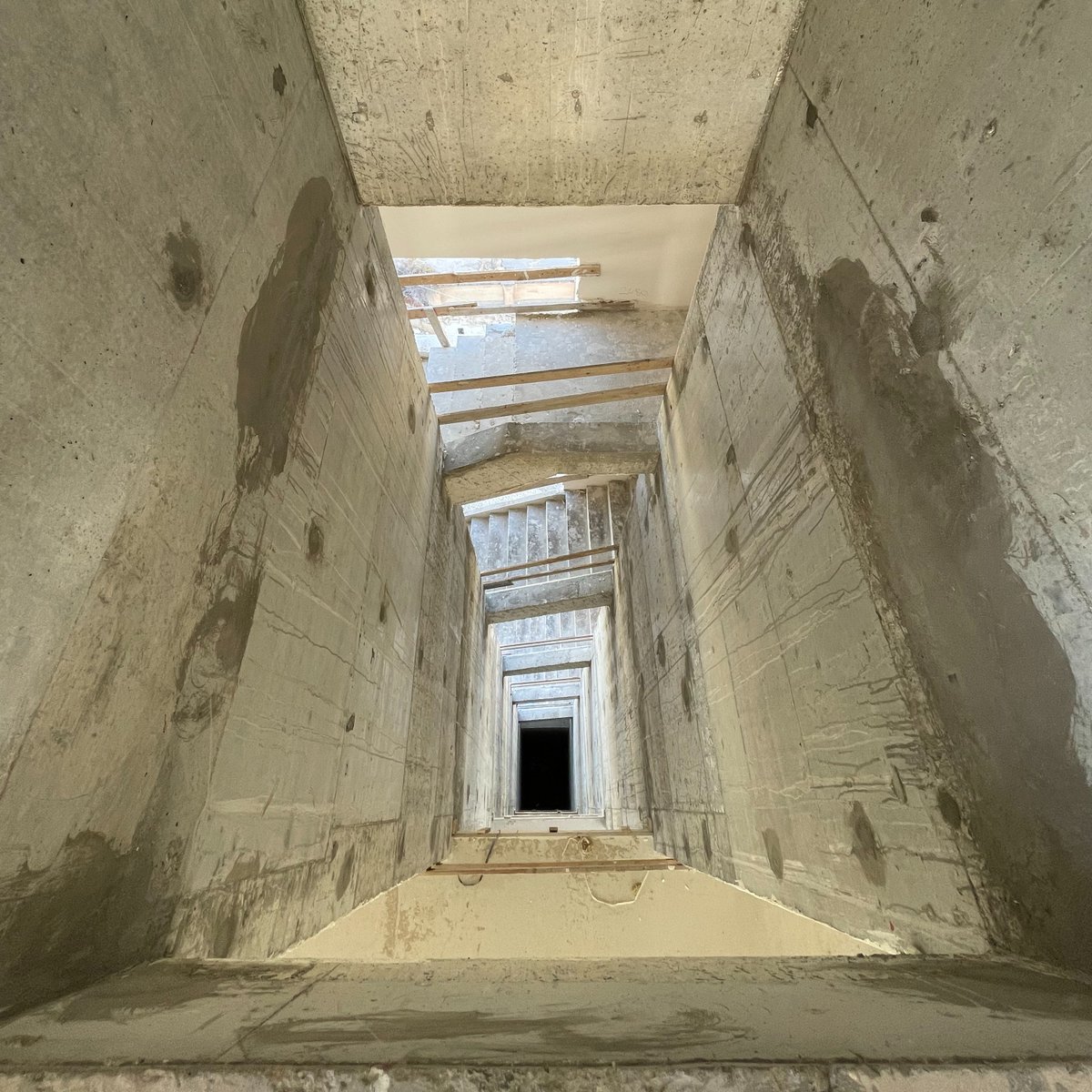 TheBrewhouse_mt's tweet photo. Top of The Brewhouse... It's a long way down 😉
#somethingisbrewing #uniquecreativeworkplace #thebrewhouse #farsons #brewery #concrete #stairs #perspective https://t.co/fdX3ZgPVw2
