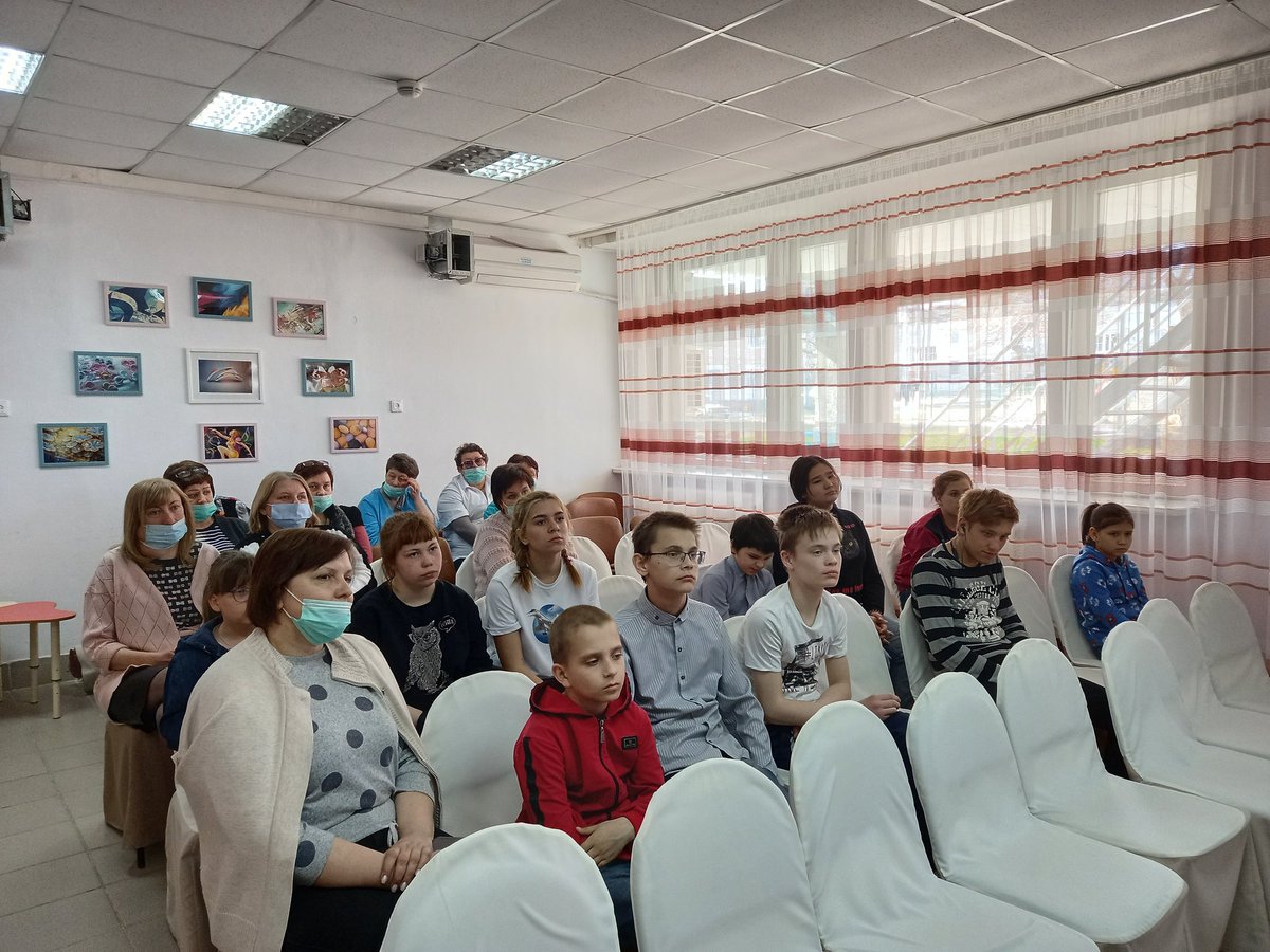 SrcOkt's tweet image. 20 апреля-Национальный День донора крови.Сегодня состоялась   информационно-тематическая встреча воспитанников и сотрудников Центра с Главным врачом ГБУЗ &quot;Октябрьская ЦГБ&quot; Д.Г. Алексеевым. Он интересно и  доступно рассказал ребятам о донорстве. #Весенняянеделядобра