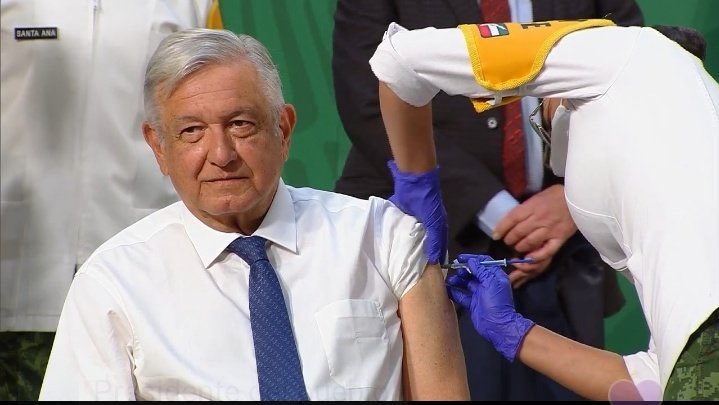 El hombre que espera su turno para vacunarse.  El hombre que permitió que otra persona se vacunara.  El hombre que sabe que hay alguien que realmente necesita la vacuna. Ese es <a href="/lopezobrador_/">Andrés Manuel</a> #AMLOLujoDePresidente #AmloLiderMundial #VotoMasivoPorMorena2021