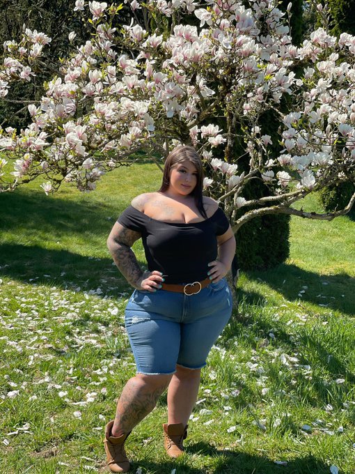 2 pic. Look deep into nature & then you’ll understand everything better 🌸 🍃🌸 #bbw #thunderthighs #allnatural