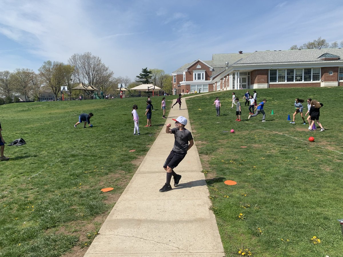 @NorthSideEW Gr4 class challenge - Kick&Go. The walkway separates both classes, 1 is the fielding team, the other is the kicking. Play 3 mins then switch. Each class has their own gatorskin ball & only the fielding team uses their hands. Thinking #OTB. @EastWillistonSD @Runmbf