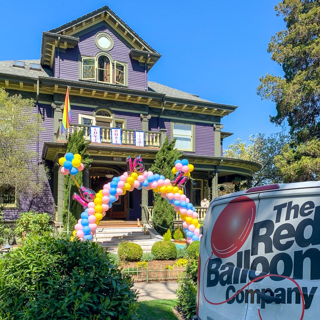 redballoonco's tweet photo. A balloon arch goes so well with a Seattle craftsman home. 👌 https://t.co/H2ETyl3ZhV