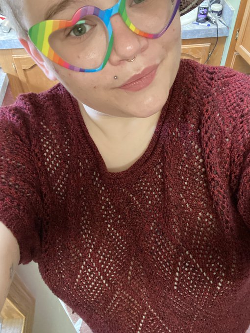 my sweater is see through https://t.co/b364irXQLK