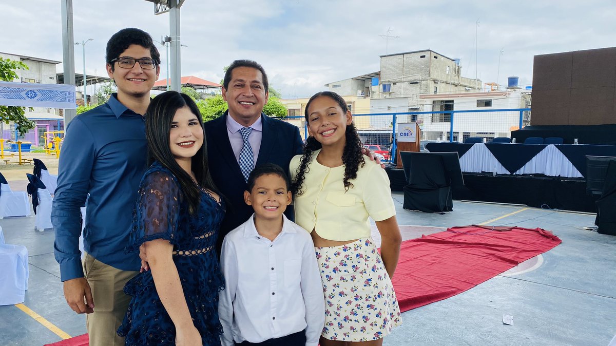 TROYA_Marco's tweet photo. Mi pequeño ejército ❤️
Su respaldo es un pilar fundamental en mi vida, gracias por apoyarme siempre y comprender que trabajar por la provincia requiere de mucho tiempo y esfuerzo. https://t.co/Y70vKZcTPH