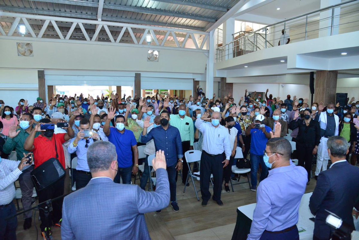 LeonelFernandez's tweet photo. Grato recorrido de visitas y juramentaciones hoy en Hato Mayor. La Fuerza Del Pueblo continúa creciendo y fortaleciéndose. Damos la bienvenida a los nuevos integrantes de nuestro partido en esta localidad. 
¡Enhorabuena! https://t.co/rCXDY3Afe2