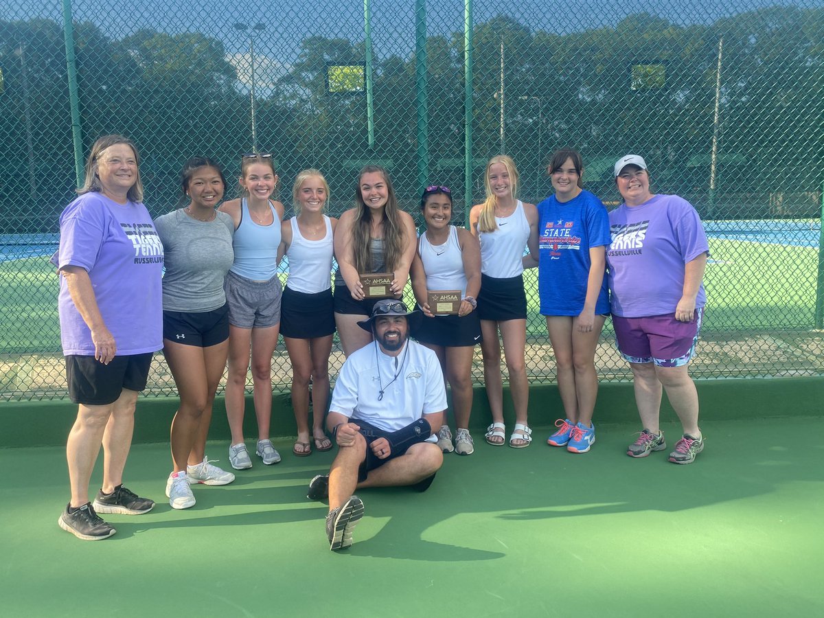 madelinec00per1's tweet photo. did someone say STATE CHAMPS?? court two doubles 4A-5A state champions, Avary Miller and Roxanna Velez-Serna! Court one singles runner up, Peyton Parrish!! The entire team takes 3rd in 4A-5A! congratulations to these well deserving ladies🎾 #goldentigerhistory https://t.co/Cf7rzt9Bw8