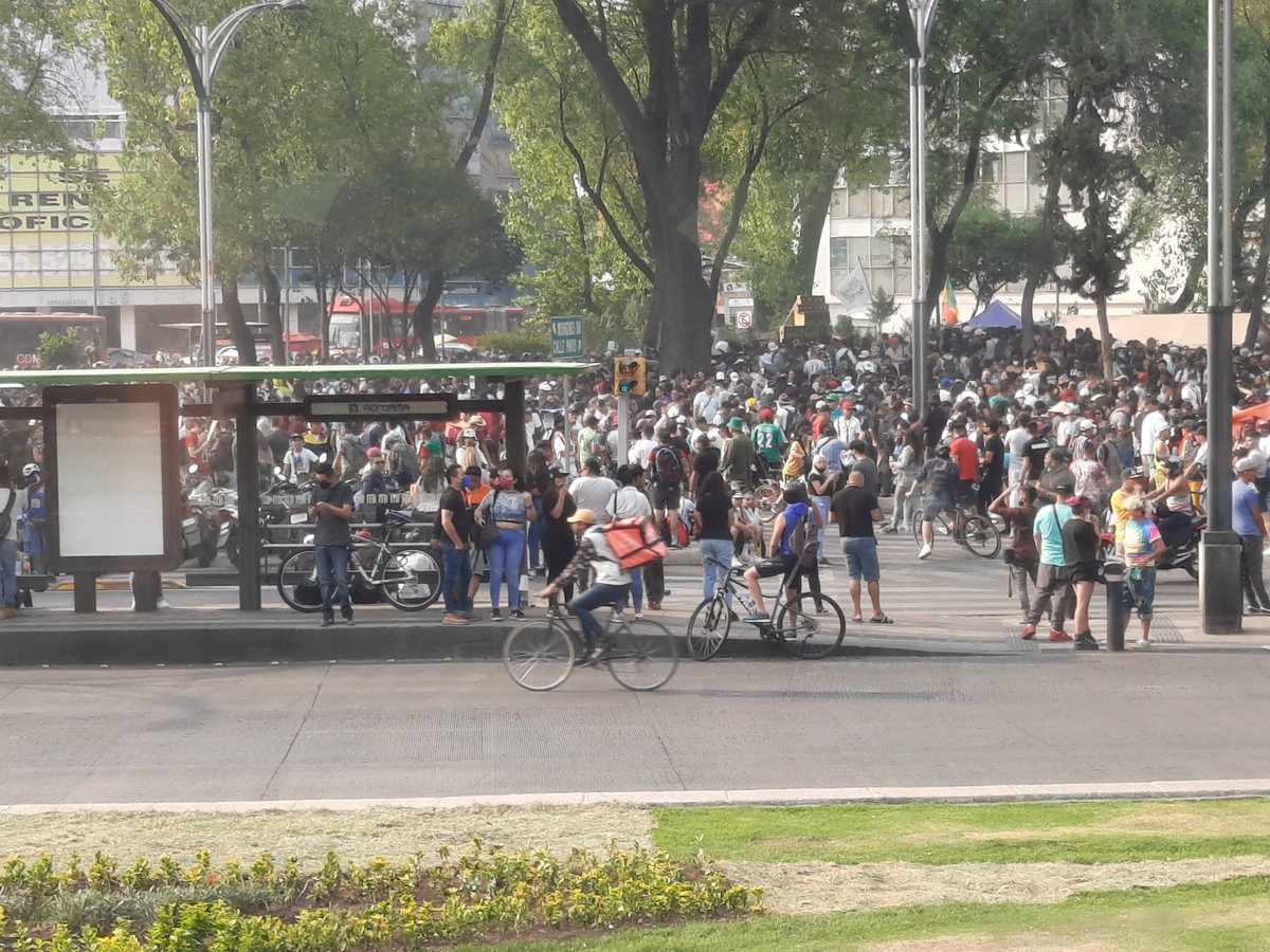 ancoturlgbtmx's tweet photo. Yo me pregunto seguimos en pandemia o ya relajamos todo... donde esta @Claudiashein @GobCDMX poniendo orden y haciendo cumplir los protocolos porque los pasitos al semáforo amarillo serán muy largos #AncoturLGBT https://t.co/DkAWmLNUVh