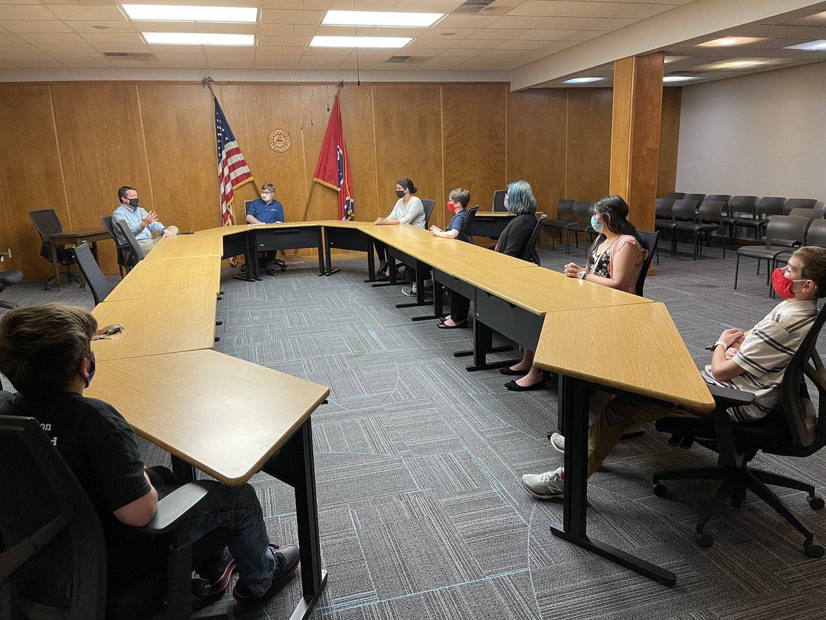 LynnaBingham's tweet photo. Such a rewarding afternoon spending time with student leaders from @KCS_Sevier! Thanks @kptchamber for making this possible! https://t.co/r5usRxHoYo