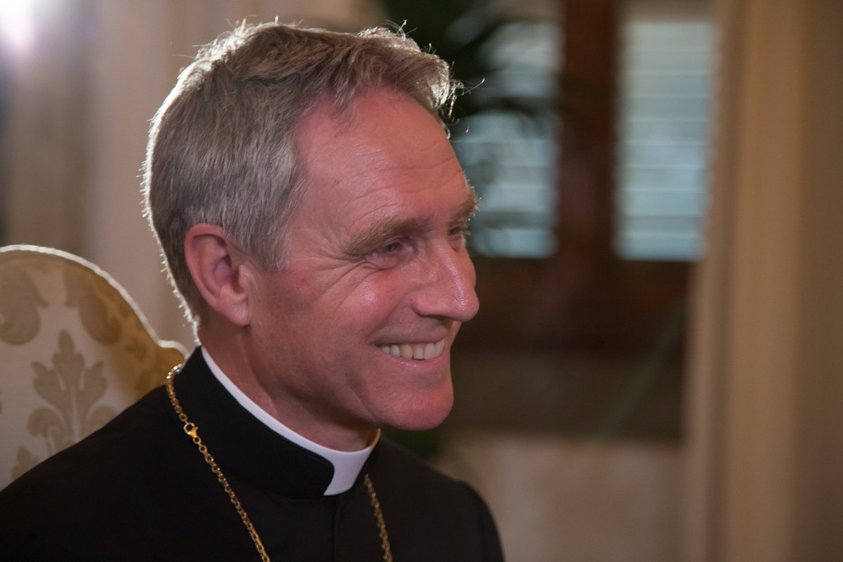 Georg Gänswein è sicuramente un individuo di una forte simpatia umana, ma anche una persona di grande sensibilità. E’ informato di ogni cosa ed è custode dei tanti misteri che si celano dietro quel Portone di bronzo.
Il mio nuovo sito: marcoansaldo.com
#unaltropapa #books