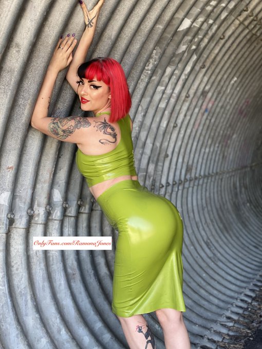 I enjoy strolling in the neighbourhood... In latex... 😏  #latex #onlyfans https://t.co/Z3FfrHC2l7<a href="/tag/latex"class="tags"><span>#latex</span></a><a href="/tag/onlyfans"class="tags"><span>#onlyfans</span></a>