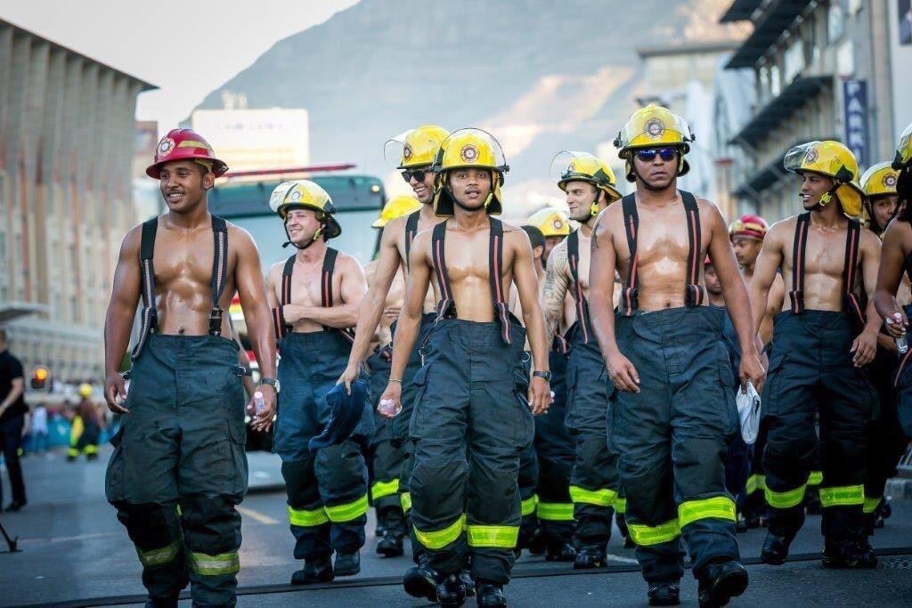 They did it ! The fires are out ; what a bunch of heroes ... now check them bringing their hotness to the city streets ... pshew ! #CapeTownFires #CapeTownFireFighters hot hot hot :)