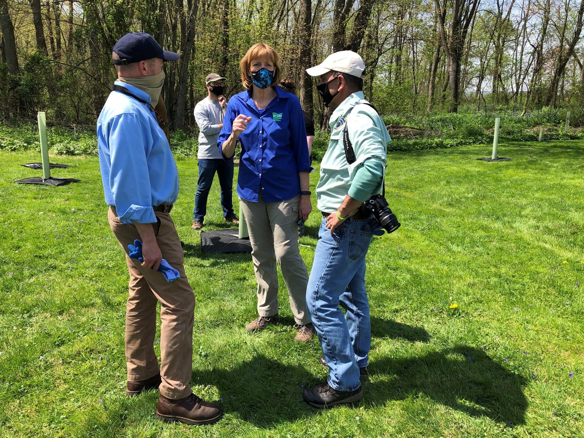 DCNRnews's tweet photo. DCNR Secretary Cindy Adams Dunn and @fishandboat Executive Director Tim Schaeffer joined partners to plant a #StreamBuffer at the Walker Access in Mifflintown to improve the water quality of the #JuniataRiver and eventually the #ChesapeakeBay ➡ https://t.co/iqvCNMvkOp https://t.co/sE9dFvCkJB