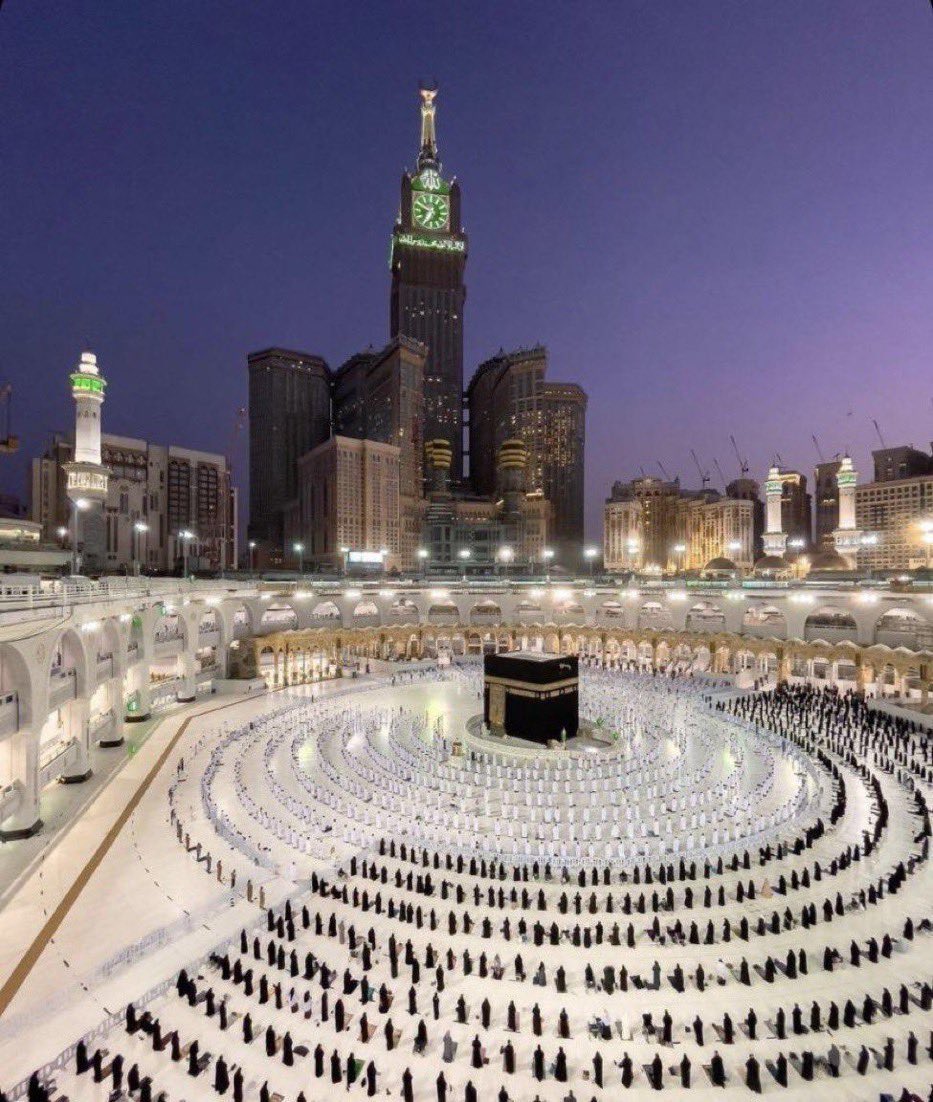 malarab1's tweet photo. بعد توفيق الله...
هذه الصورة تروي قصة شعب عظيم تتقدمه قيادة عظيمة...
كلما اردت رفع العزيمة في نفسي تمعنت بالنظر لهذا المنظر الذي يدخل للنفس السكينة ... https://t.co/wydgKC6KMH