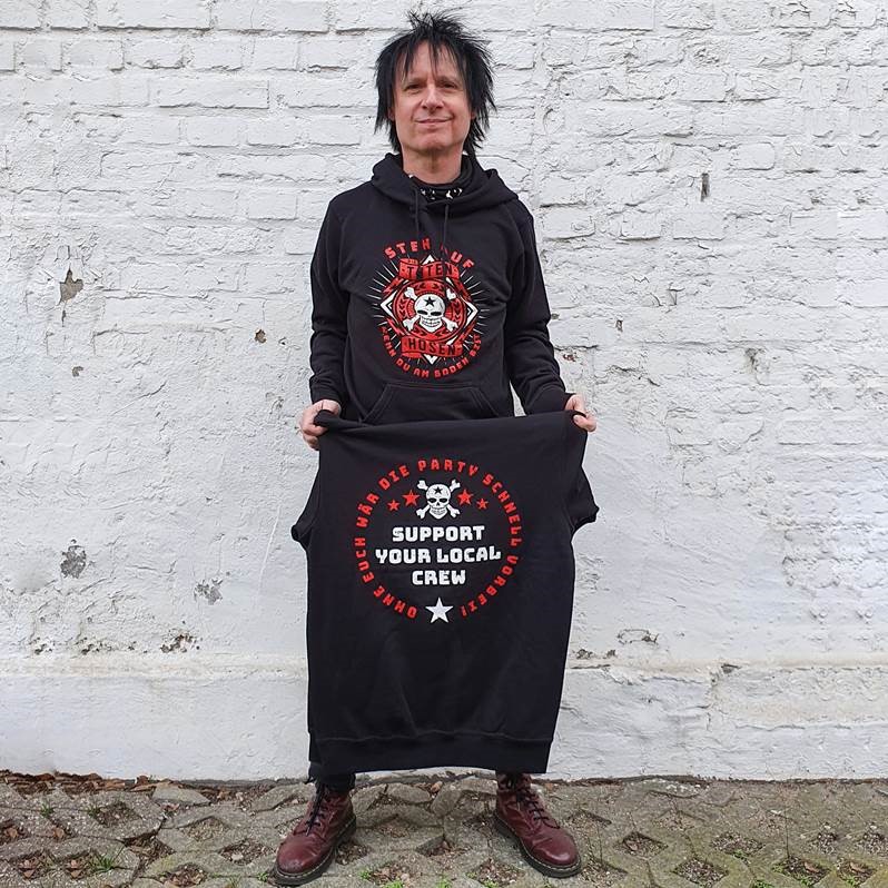 dietotenhosen's tweet photo. Unser Soli–Motiv jetzt auch noch als Kapusweater! Alle Gewinne gehen an den Verein #handforahand, der Spenden für freie Bühnen- und Tontechniker, Beleuchter, Stagehands und Veranstaltungshelfer sammelt. Jetzt bei uns im Shop erhältlich https://t.co/AVghzs3wp8 https://t.co/uNU9310nZV