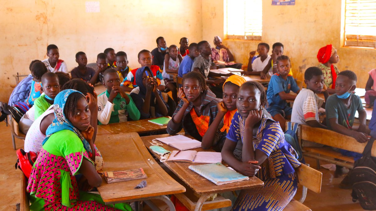 anersenegal's tweet photo. Hier, l'ANER a terminé sa première journée de sensibilisation en milieu scolaire à Sédhiou, dans la commune de #Bambali. Les élèves de l’école #Kapol ont été sensibilisés sur les énergies renouvelables, les gestes écocitoyens, l'économie d'énergie…
#ANER #MPE #PSE https://t.co/RVu6uASFR3