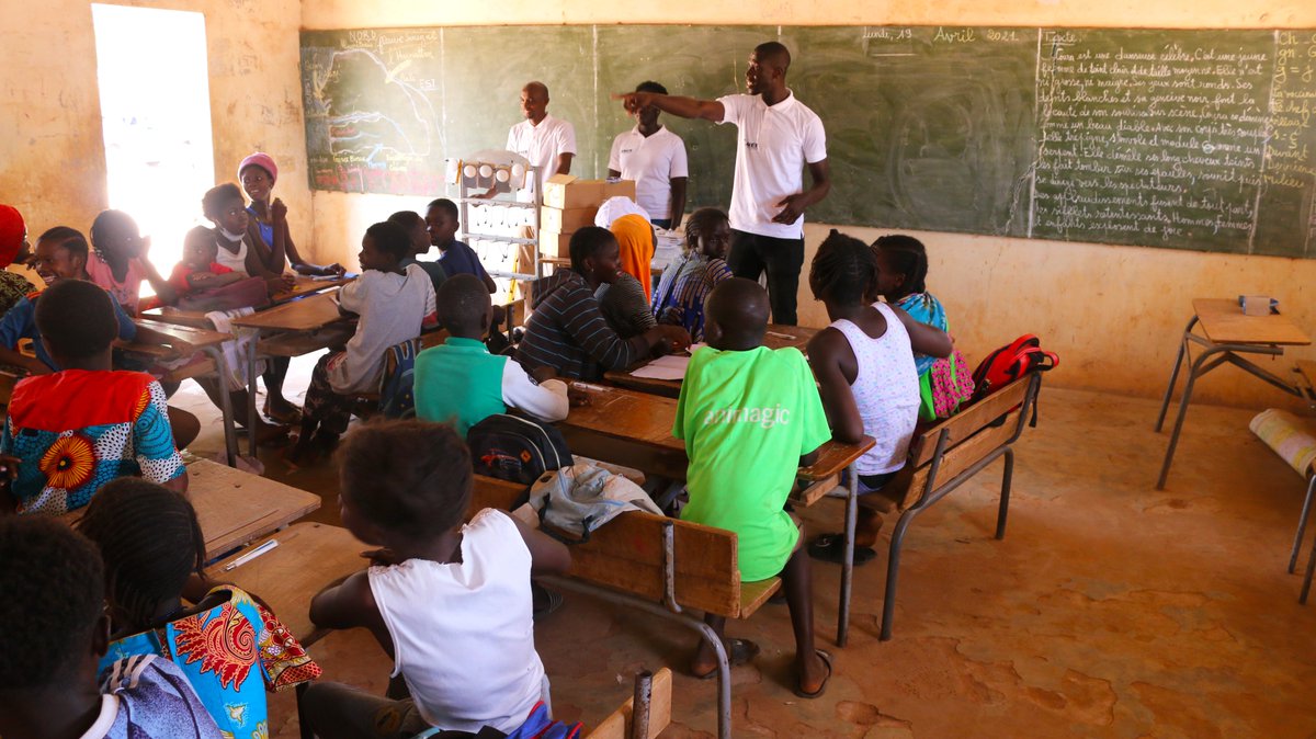 anersenegal's tweet photo. Hier, l'ANER a terminé sa première journée de sensibilisation en milieu scolaire à Sédhiou, dans la commune de #Bambali. Les élèves de l’école #Kapol ont été sensibilisés sur les énergies renouvelables, les gestes écocitoyens, l'économie d'énergie…
#ANER #MPE #PSE https://t.co/RVu6uASFR3