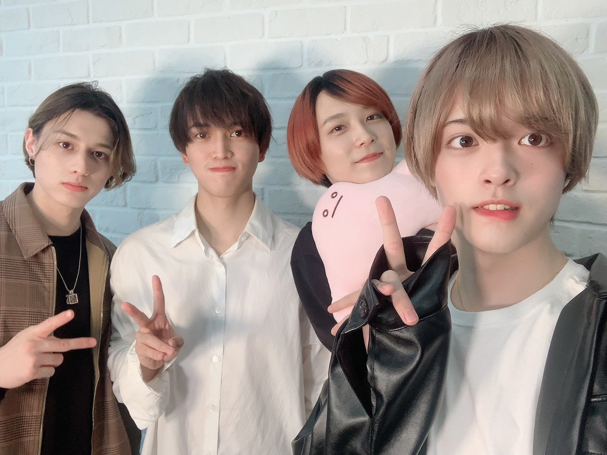 ok derp face break this is actually very cute.... they all have floof hairs.....