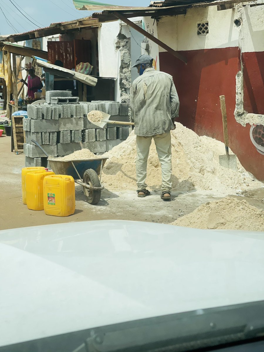 AboubacarTinkis's tweet photo. L’éternel recommencement 😁😁😁, on se lève par saut d’humeur, on casse, le quartier est même incapable de nettoyer, les gens reviennent, rebâtissent à nouveau et la vie continue. Pauvre pays! 😁 https://t.co/8ed8QpzGaL