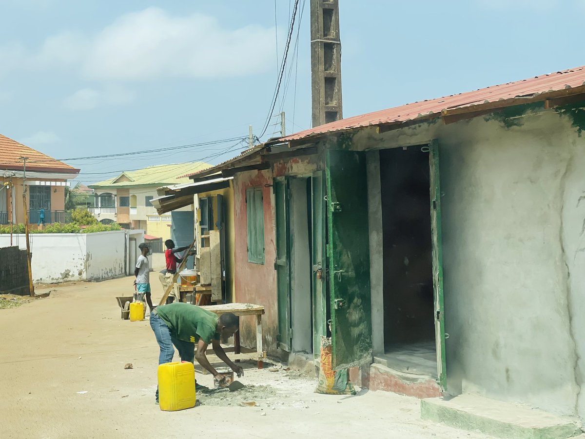 AboubacarTinkis's tweet photo. L’éternel recommencement 😁😁😁, on se lève par saut d’humeur, on casse, le quartier est même incapable de nettoyer, les gens reviennent, rebâtissent à nouveau et la vie continue. Pauvre pays! 😁 https://t.co/8ed8QpzGaL
