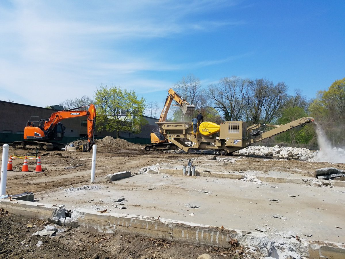 HoffmanEquip's tweet photo. From big to small...#hoffmanequipment has it all!
All rental units working in White plains, NY.
#Kpijci #GT125 Crusher
#DX235 #Doosan with #atlascopco #HB2500
#Cx235 and #821G #Case equipment
📸Pat T, NY crane specialist. Looking equipment? Give Pat a call!
📞917-417-2865 https://t.co/TLbBJAi8LJ