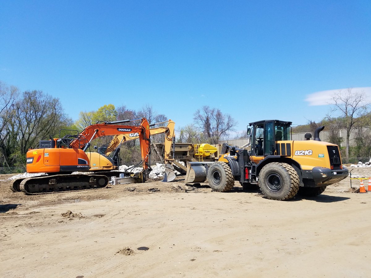 HoffmanEquip's tweet photo. From big to small...#hoffmanequipment has it all!
All rental units working in White plains, NY.
#Kpijci #GT125 Crusher
#DX235 #Doosan with #atlascopco #HB2500
#Cx235 and #821G #Case equipment
📸Pat T, NY crane specialist. Looking equipment? Give Pat a call!
📞917-417-2865 https://t.co/TLbBJAi8LJ