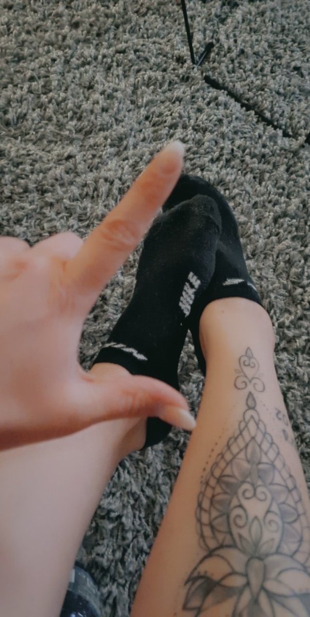 SH242220's tweet photo. Antreten! Abdrücken! Bedanken! 
So und nicht anders ihr kleinen Loser also macht mich glücklich 😈😘 

#geldsklave #geldnutte #Zahltag #jungherrin #geldherrin #moneypig #sklave #footlover #fußbilder https://t.co/QSpopKbdbk