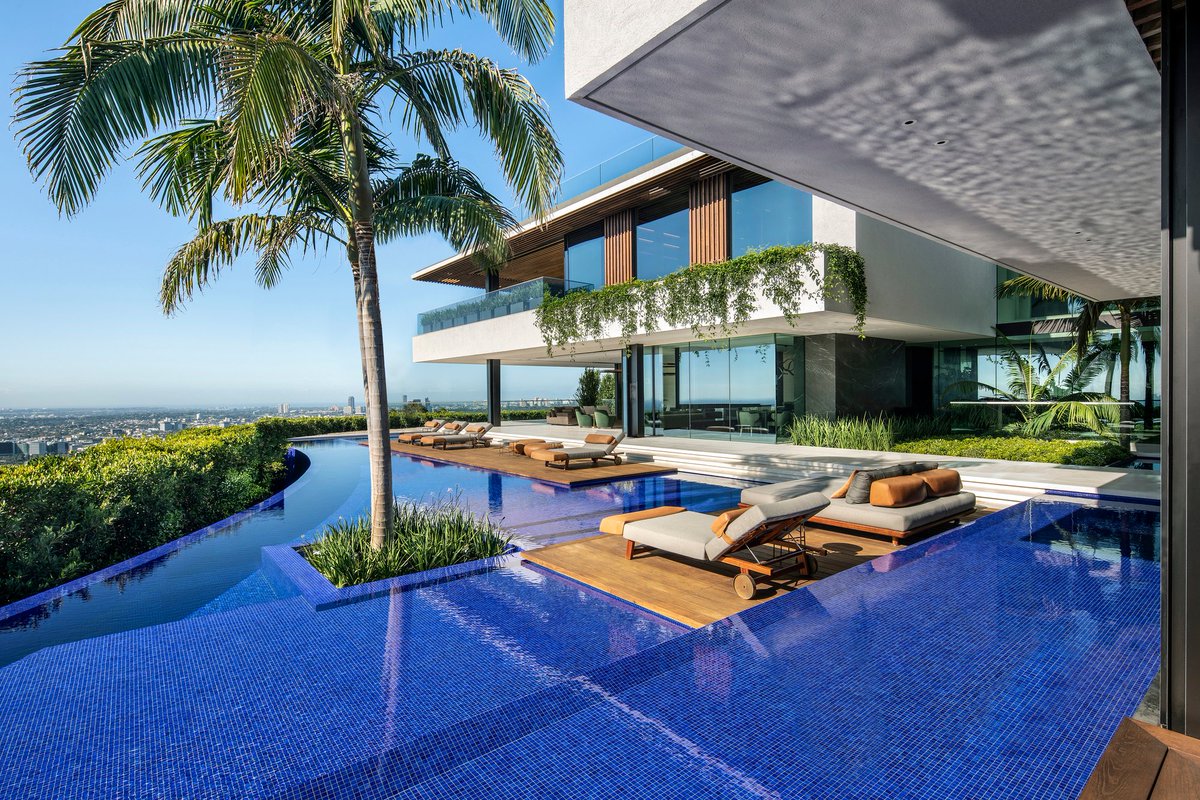 MSLmiami's tweet photo. Scenic views dominate the vibe of this outdoor living space. #luxuryhomes #homelove  https://t.co/KSJol8xvyL https://t.co/ISi1W6agyB