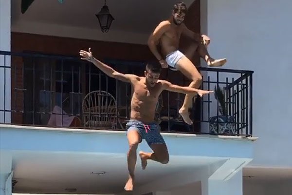 прыгает с балкона