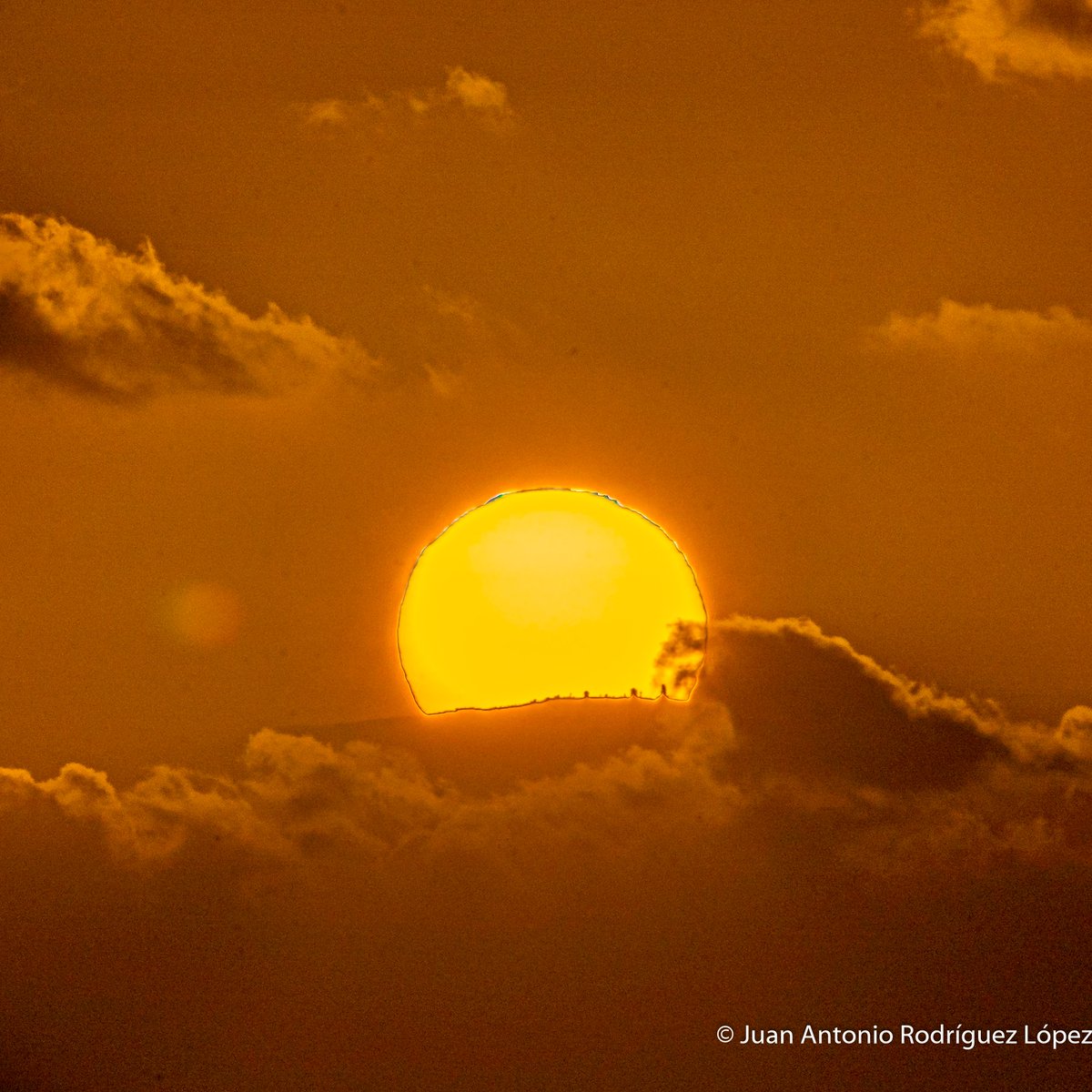 jjarolo's tweet photo. #sol #izaña #observatorio #Tenerife desde #GranCanaria https://t.co/5wGkP7V3IB
