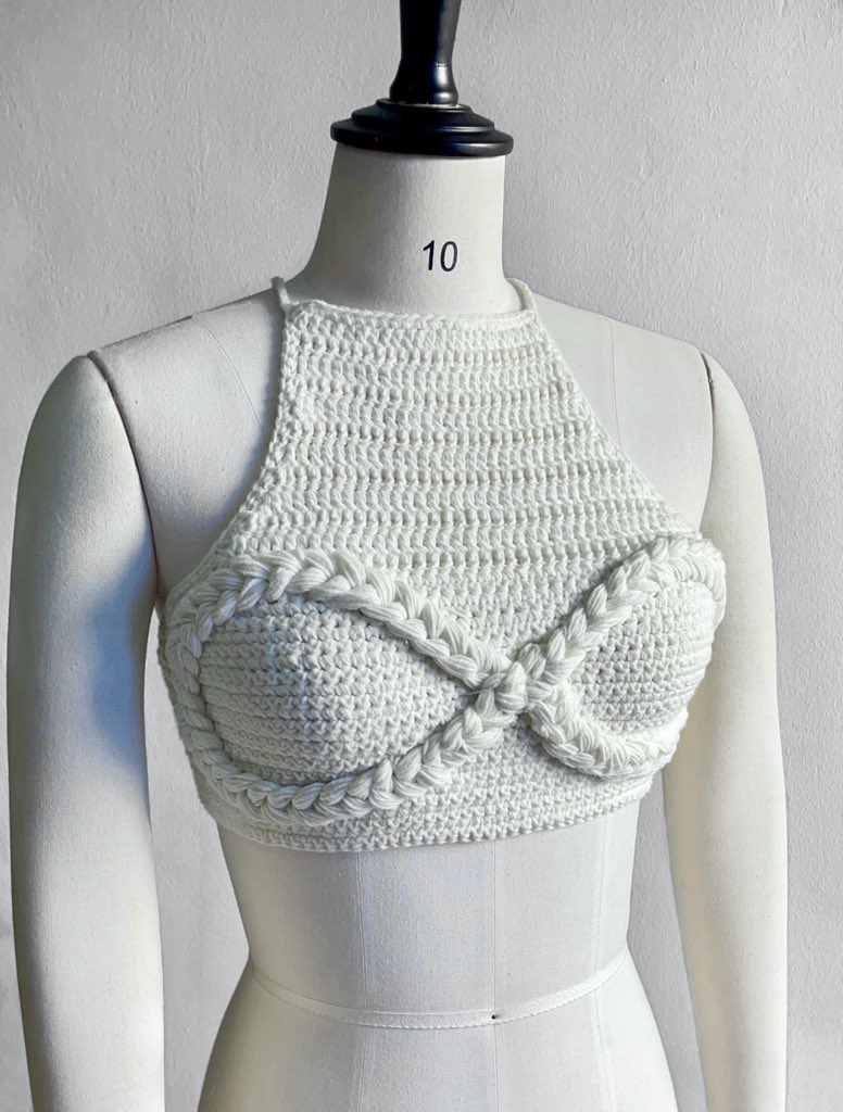 TheElleyy's tweet image. Till infinity and beyond!♾
It costs $0.00 to please retweet &amp;amp; help me grow my small crochet business please.🥺🙏🏾
This handmade braided infinity top took about 14 hours to make.🥰