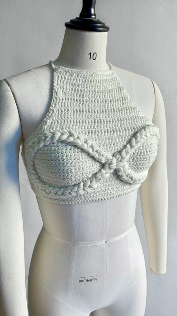 TheElleyy's tweet image. Till infinity and beyond!♾
It costs $0.00 to please retweet &amp;amp; help me grow my small crochet business please.🥺🙏🏾
This handmade braided infinity top took about 14 hours to make.🥰