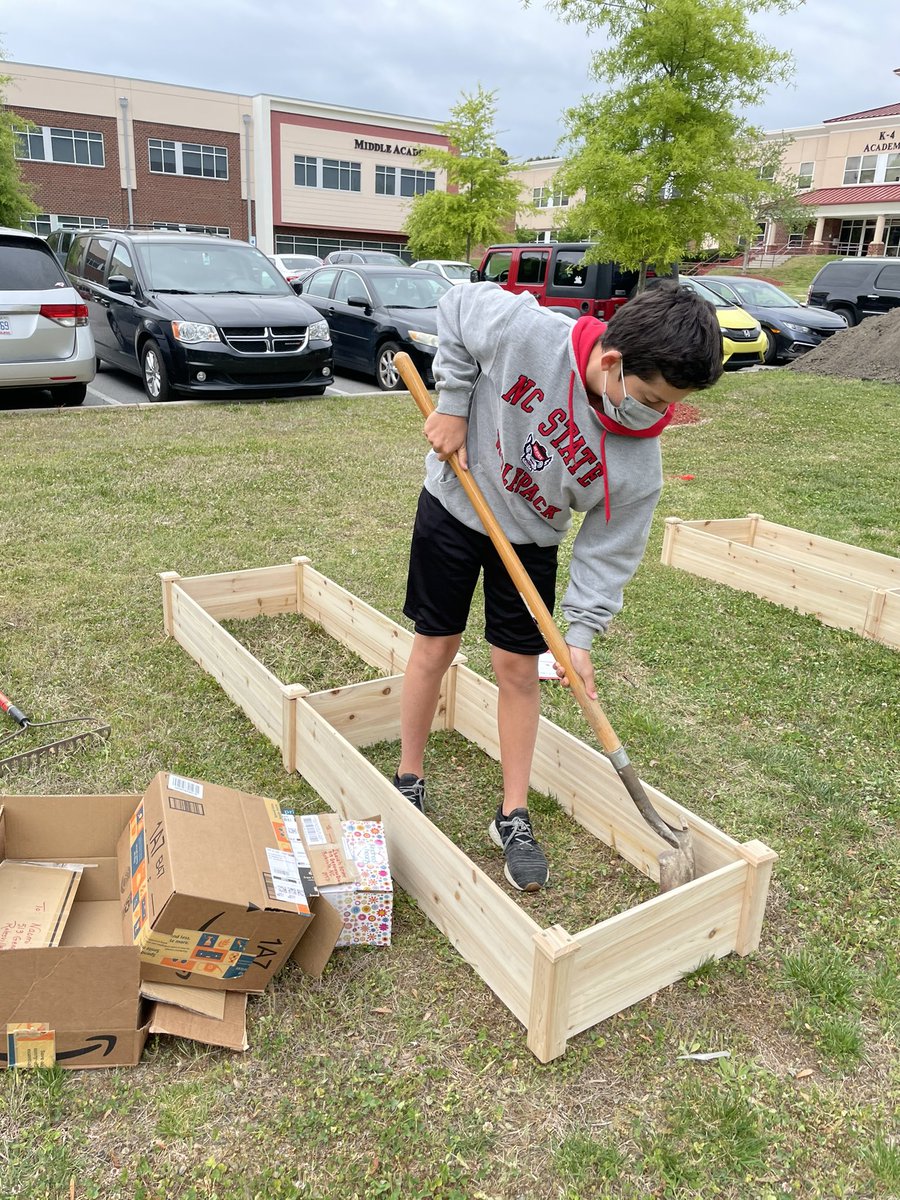 AHesterEWA's tweet photo. Working hard on the garden! #EWAIncredible https://t.co/Yhm5Q7tROu