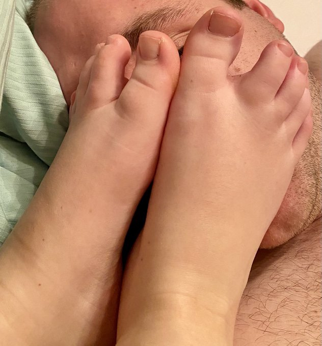 Wo Männer hingehören - unter meine Füße 😌
#Femdom #feet #princess #Sklave https://t.co/HysuQOBr2b