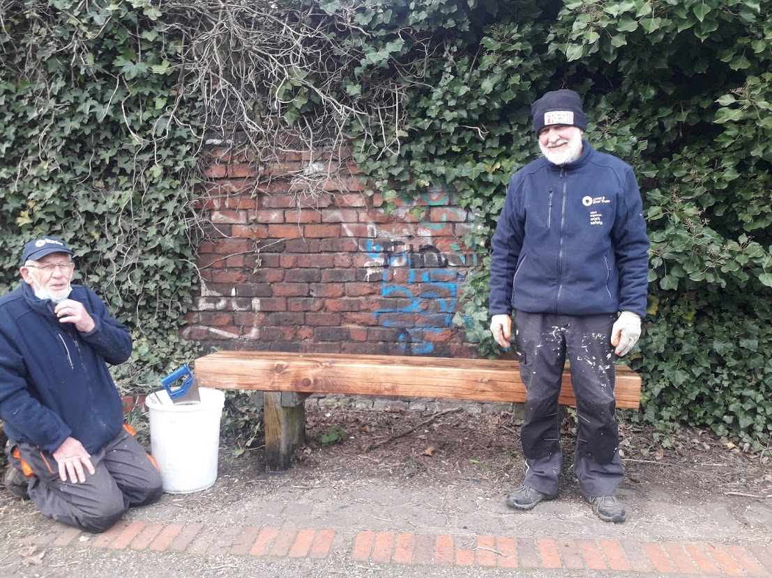 Building benches and successes in #Liverpool! Upcycling old stop planks! #GreenLCR #lifesbetterbywater #Liverpool @CRTNorthWest @CRTvolunteers @CanalRiverTrust