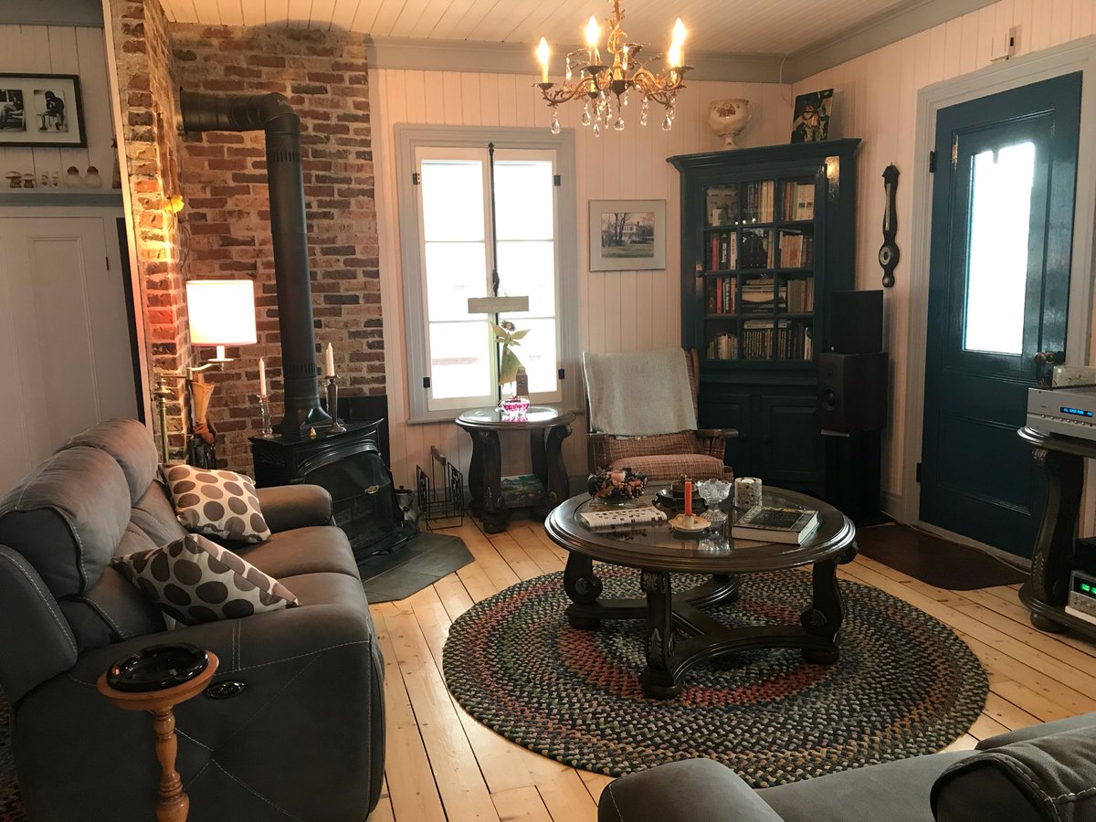 La Maison de l'Île se joint à la famille Terroir &amp; Saveurs!
Situé au cœur de l'île d'Orléans ce Gîte du Passantᴹᴰ  a été rénové en 2020 afin d'offrir un lieu d'hébergement et un menu déjeuner raffiné qui vous en mettront plein la vue!
Pour plus d'info: bit.ly/3x0z4EY