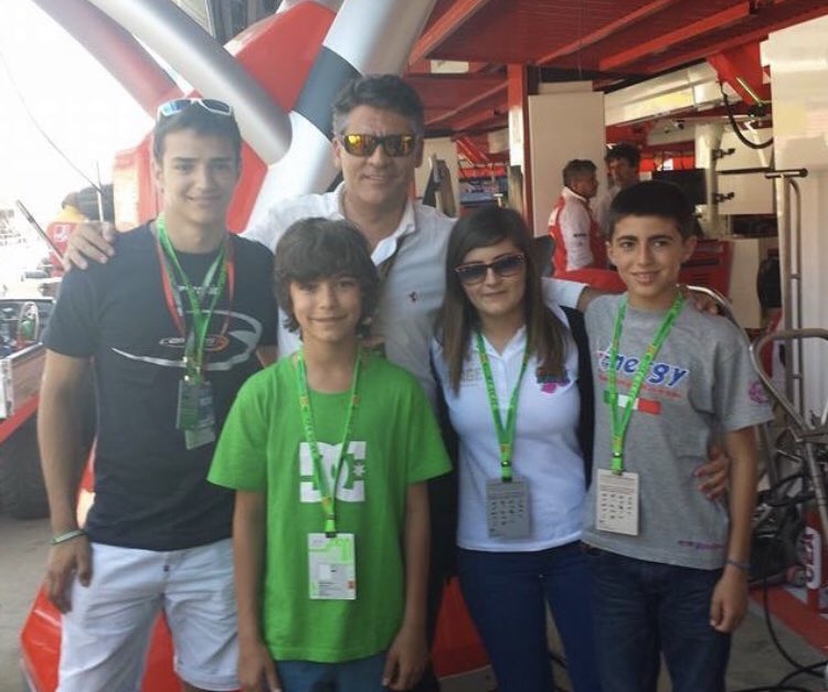 Una foto de las que mas orgulloso me siento. Hace unos años con los fenómenos surgidos del karting español. A Sammy Taoufik le tengo un poco perdida la pista, <a href="/MartaAriza/">Marta Ariza</a>  dirige la mejor escuela de karting y <a href="/AlexPalou/">Alex Palou Montalbo</a> y <a href="/VidalesRacing/">David Vidales</a> vencieron el pasado finde. BRAVO!!