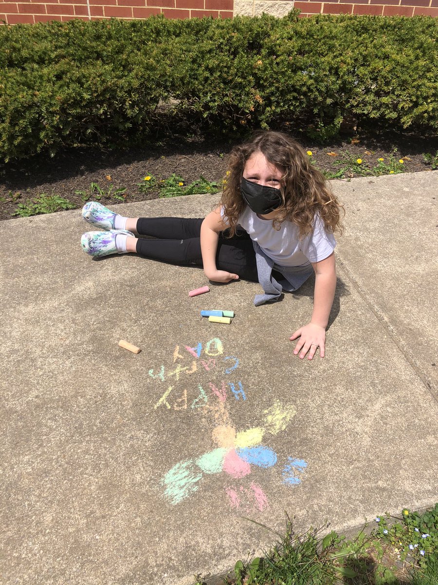 MissAndersonB's tweet photo. Enjoying this beautiful sunshine ☀️ while celebrating Earth Day 🌎 https://t.co/6AfM1WVWMz