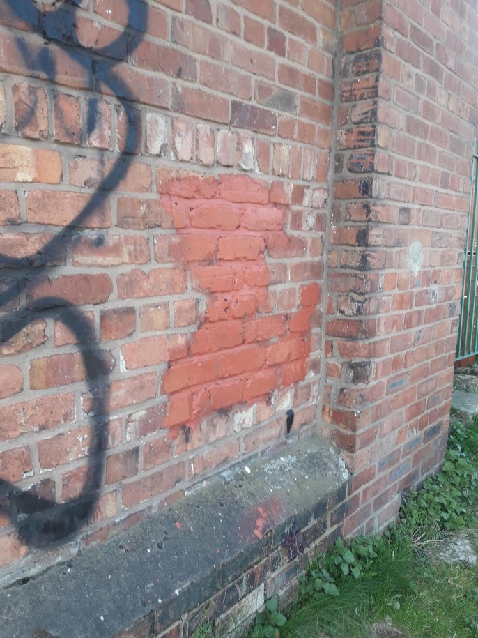 Volunteers cleaning up some offensive graffiti on the #LeedsLiverpool as part of our #community project! #GreenLCR #lifesbetterbywater @CRTNorthWest @CanalRiverTrust @CRTvolunteers @CRTBoating