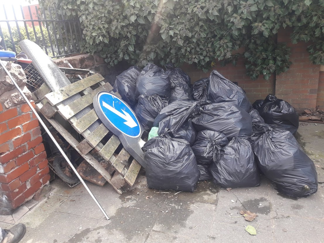 Our fantastic #Liverpool #volunteers doing what they do best and cleaning up the canal! #lifesbetterbywater #GreenLCR @CRTvolunteers @CRTNorthWest @CRTBoating @CanalRiverTrust @LivEchonews