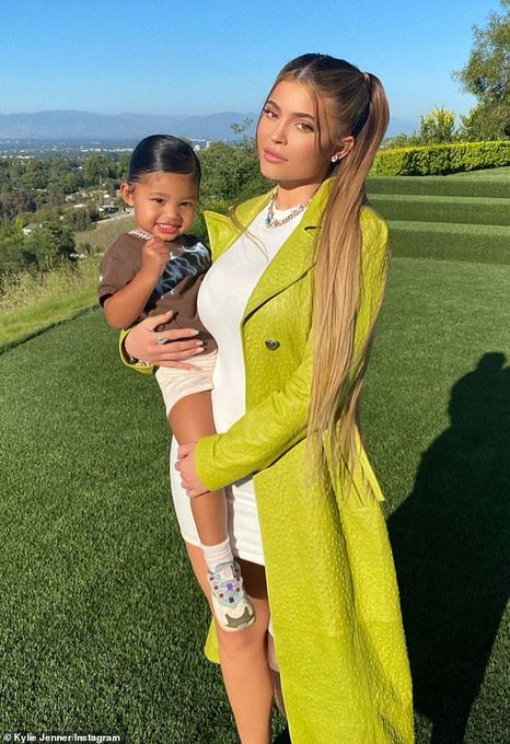 TuFavEAndalu's tweet photo. ¡Kylie Jenner le ha regalado a Stormie una finca de olivos en Martos, Jaén! https://t.co/GjA21EP8cv