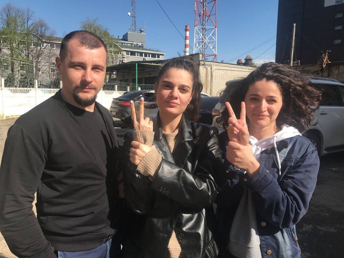 navalny_krd's tweet photo. Двух активисток нашего штаба арестовали на 10 и 8 суток за ролики в тик-токе. 

Путинская власть настолько боится свободных людей, что готова посадить их за что угодно, лишь бы хоть как-то себя сберечь. Но её это не спасёт.

21 апреля. https://t.co/aW3yriwTkE https://t.co/1WBGaz2KNC