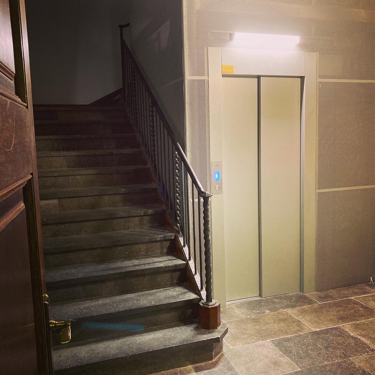 elevamon_of's tweet image. Avui fem entrega d’un ascensor amb triple embarcament a la @BiblioCatalunya. Bon treball equip!👏🏼👏🏼
Hoy entregamos un ascensor con triple embarque en la@@BiblioCatalunya. Buen trabajo equipo!👏🏼👏🏼