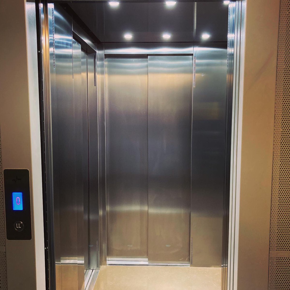 elevamon_of's tweet image. Avui fem entrega d’un ascensor amb triple embarcament a la @BiblioCatalunya. Bon treball equip!👏🏼👏🏼
Hoy entregamos un ascensor con triple embarque en la@@BiblioCatalunya. Buen trabajo equipo!👏🏼👏🏼