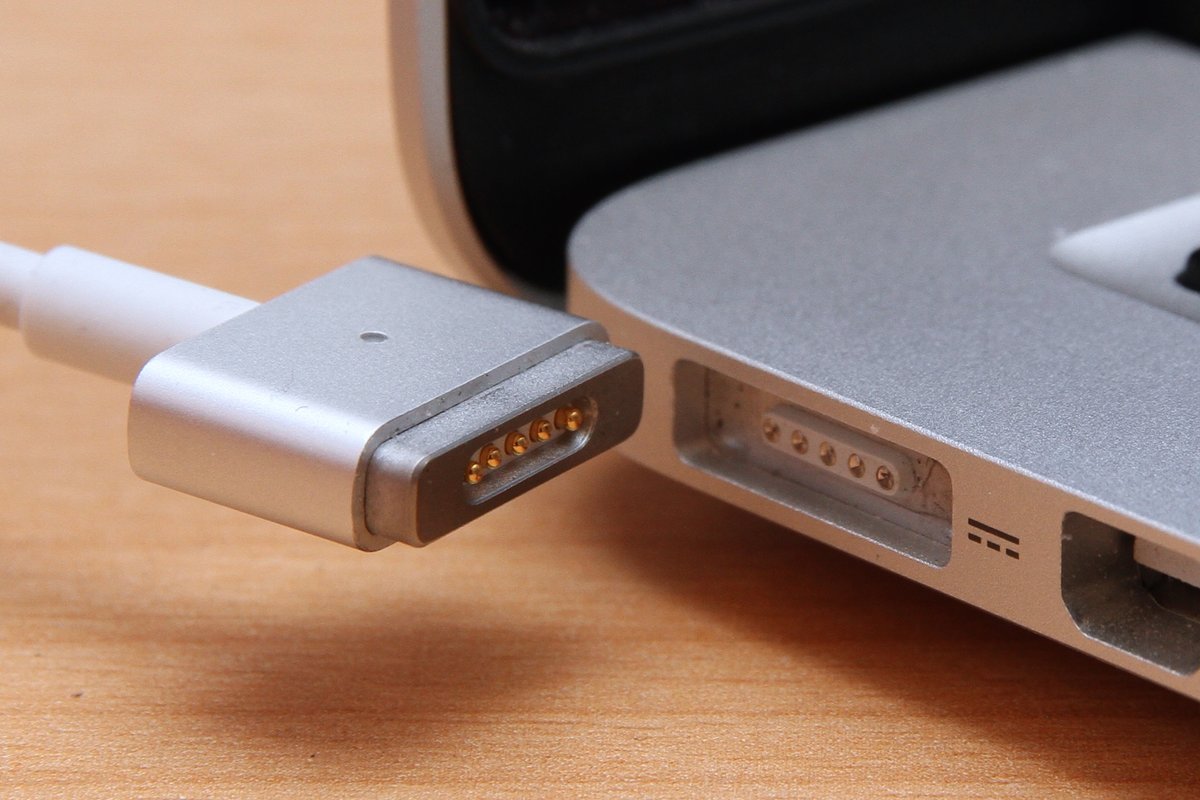 HonzaPoboril's tweet image. So they cancelled magnetic power connector on laptops a few years ago and introduced it back on desktops today?
Maybe desktop users are tripping over the cord more often. #AppleKeynote