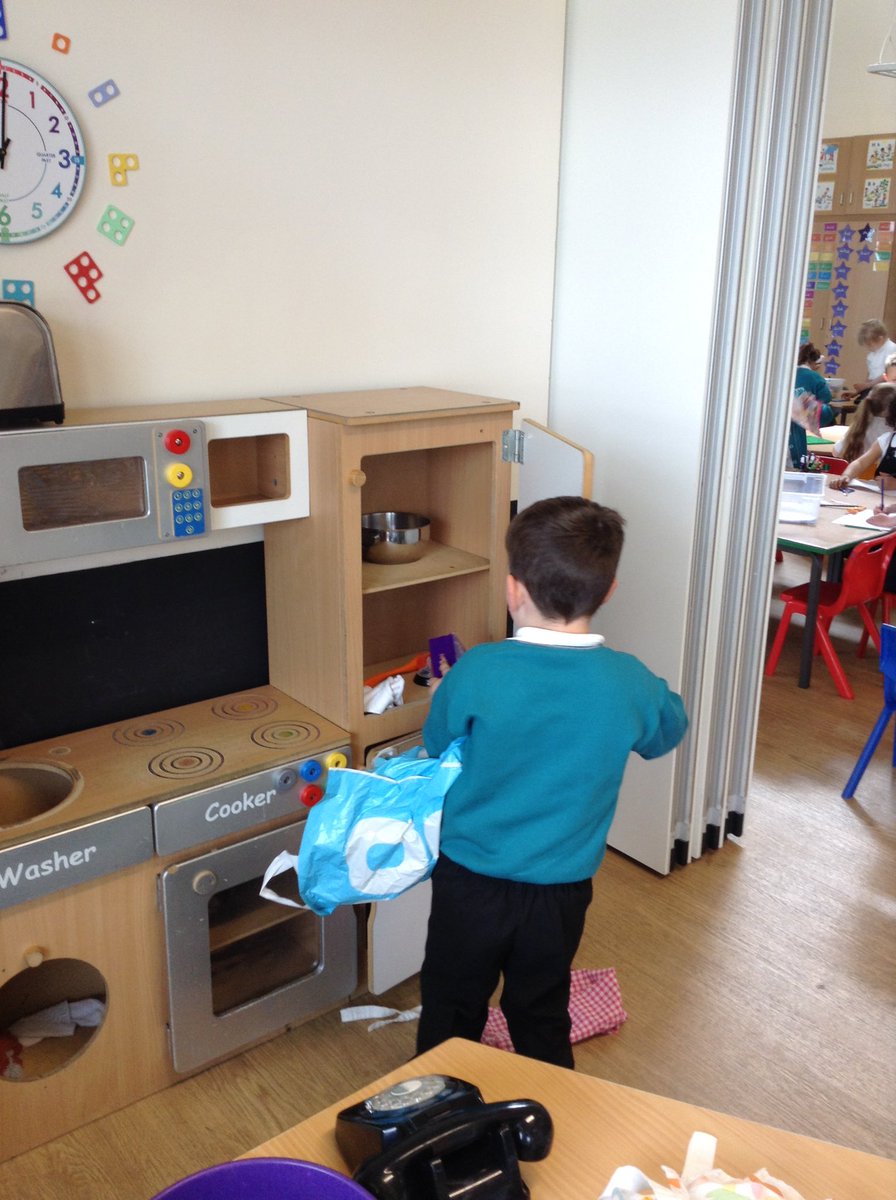 carlyannroseMCA's tweet photo. Our customers had a very morning writing their shopping lists, counting their pennies, shopping for goods and unpacking their new groceries in the home corner. π π
#earlyyears #CAL #SSM #MCAMaths #MCAWriting #roleplay
@Mayflower_MCA @Nursery_MCA @LidlGB @CassieLoramMCA https://t.co/l8hVrx6AcU