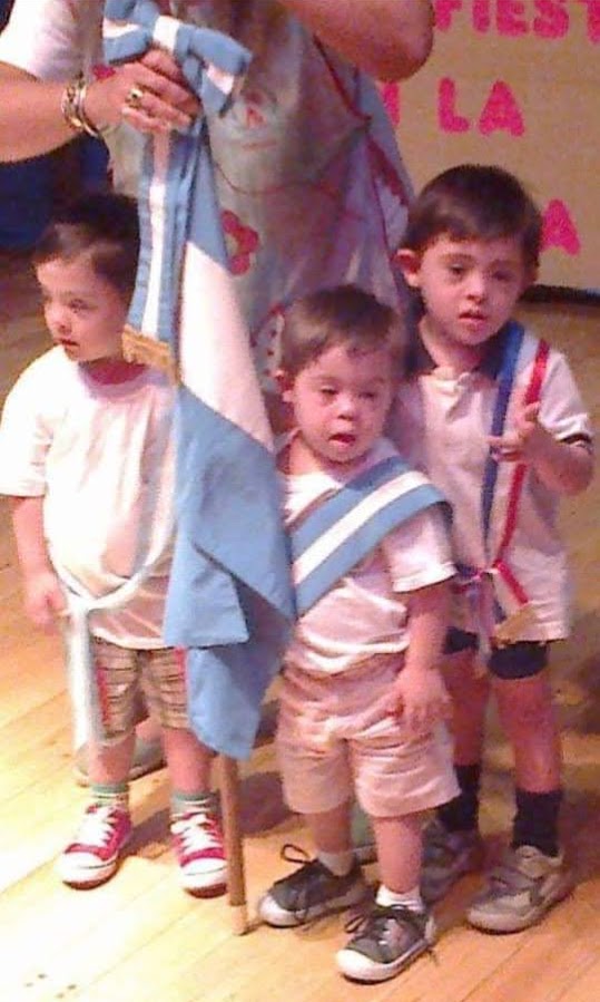 Pili46756576's tweet photo. NO ME VOY A CANSAR DE PUBLICARLO!!
A ESTOS DULCES PEQUEÑOS LES FALTÓ EL RESPETO EL PRESIDENTE DE LA NACIÓN!!!
AUNQUE NO LE GUSTE AF, ESTOS NIÑOS TIENEN MAS NOBLEZA Y CORAZÓN PURO QUE UD.!!! https://t.co/p7Qh3zI959